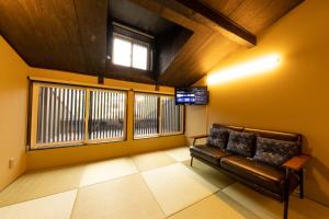 高山Tsuki-Akari Takayama - Japanese modern Vacation Stay with an open-air bath的一间配有沙发和窗户的等候室