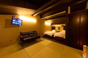 高山Tsuki-Akari Takayama - Japanese modern Vacation Stay with an open-air bath的一间酒店客房,设有两张床和电视