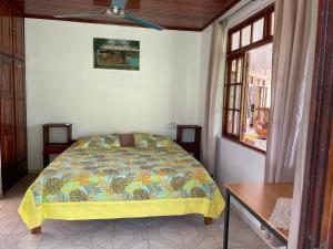 乌图罗阿Villa Ura的一间卧室设有一张床和一个窗口