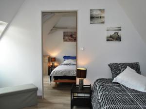 威尼Gîte Veigné, 3 pièces, 4 personnes - FR-1-381-102的一间卧室配有一张床和镜子