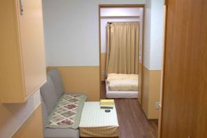 东京上野之家Vip家庭房的小房间设有两张床和镜子