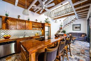圣克鲁斯Casa Tequila的厨房配有大型木制台面和椅子