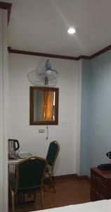 马尼拉duck inn manila的配有桌子、两把椅子和镜子的房间