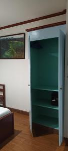 马尼拉duck inn manila的卧室内带绿色橱柜的房间