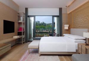 深圳深圳佳兆业万豪酒店的卧室设有白色的床和大窗户