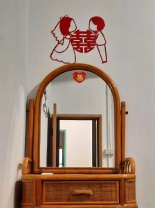 中坜馬村隱園-北部桃園包棟民宿的一面镜子上有两个汉字