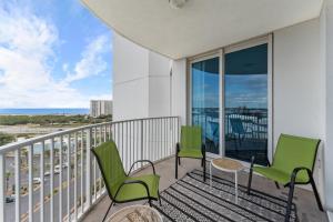德斯坦9th floor 2BR 2 BATH King Suite Beach shuttle, heated pool!的阳台配有桌椅,享有海景。