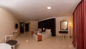 双溪大年The Jerai Hotel Sungai Petani的酒店客房,配有床和镜子
