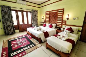 提喀迪ELEPHANT ROUTE的酒店客房设有两张床和窗户。