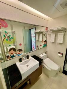 Changhua County晨阳文旅的一间带水槽、卫生间和镜子的浴室