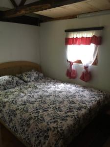 Etno selo Krugerdorf的一间卧室设有一张床和一个窗口