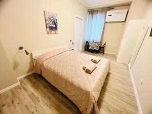 贝加莫Sonila's Home的一间卧室配有一张床,铺有木地板