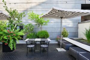荷兹利亚普布利卡埃罗特酒店，签名收藏的庭院配有桌椅和植物
