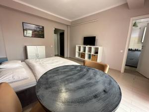 布加勒斯特维坦购物中心公寓的卧室配有一张床和一张桌子