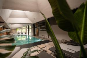 梅拉诺波林杰酒店的一座房子,里面设有游泳池、椅子和植物