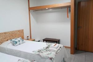 拉日什Cantinho do Cruzeiro Lajes的卧室配有白色的床和木门