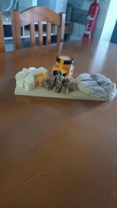 拉日什Cantinho do Cruzeiro Lajes的木桌上放着一盘奶酪和面包