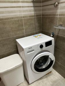 比耶拉New Comfortable Apartment in Bijela - Appart numéro 2的卫生间旁的浴室内配有洗衣机。