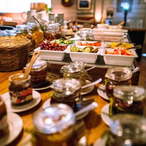 阿比斯库阿比斯库山区旅店的一张桌子上摆着许多菜