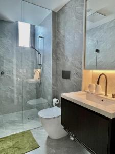 悉尼Central Apartment St Leonards的浴室配有卫生间、盥洗盆和淋浴。