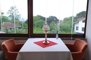 卡特佩Kartepe Köşkü的一张桌子,上面有红色的餐巾纸和蜡烛台