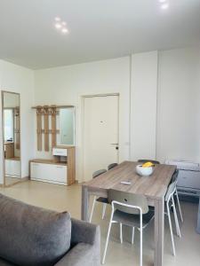 德尔米Green Coast Resort Vila 143B的客厅配有木桌和沙发