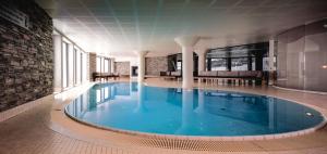 耶卢Havsdalsgrenda Geilo Apartments的大型建筑中的大型游泳池