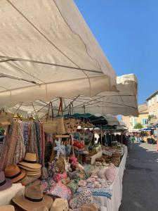 索尔格河畔利勒La terrasse du pont jullian charme et calme dans le cœur historique的帽子和帽子在大伞下展示的市场