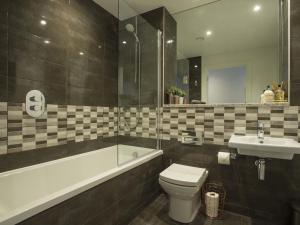 布里斯托波特兰威尔公寓的浴室配有卫生间、浴缸和水槽。