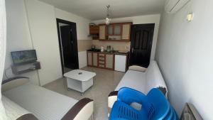 锡德Oğuz Apart的一间带2张白色沙发的客厅和一间厨房