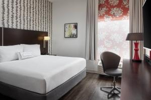华盛顿华盛顿市中心费尔菲尔德万豪套房酒店的酒店客房配有一张床、一张桌子和一把椅子。