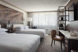 坦帕Marriott Tampa Westshore的酒店客房配有两张床和一张书桌