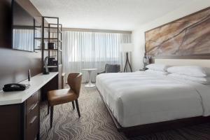 坦帕Marriott Tampa Westshore的酒店客房设有一张大床和一张书桌。