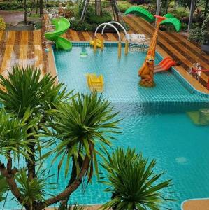 清迈Mana-An Lake Hill Resort Villa的一个带滑梯和棕榈树的水上公园的游泳池
