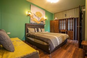 清迈Mana-An Lake Hill Resort Villa的一间卧室设有床铺和绿色的墙壁
