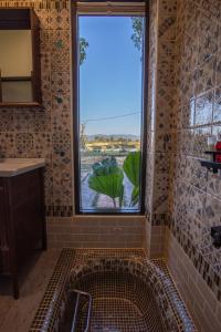 清迈Mana-An Lake Hill Resort Villa的带淋浴的浴室和大窗户