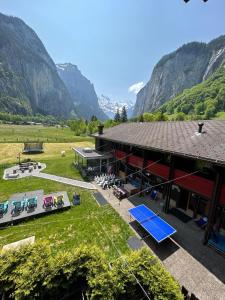 劳特布龙嫩Alpine Base Hostel - Adults only的享有背景山景建筑的景致。
