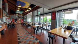 台北阳明温泉度假村的餐厅设有木桌、椅子和窗户。