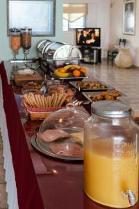 索瓦拉米斯哈拉酒店的自助餐,包括餐桌上的食品和橙汁