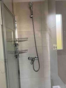 马德里Moderno loft en Barajas的浴室里设有玻璃门淋浴
