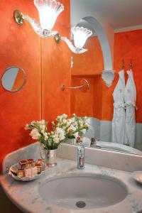 锡耶纳依波娜坎伯吉奥瑞拉斯酒店的一间带水槽和镜子的浴室