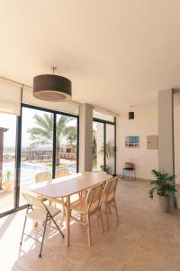 索瓦马Little Venice Chalet- Private Villa- Dead Sea Jordan的一间带桌椅的用餐室