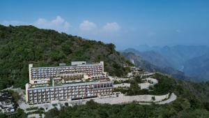 瑞诗凯诗The Westin Resort & Spa Himalayas的山顶上河上的酒店
