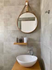 纳克索乔拉Fikas Hotel的浴室设有白色水槽和镜子