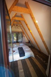 伊莫茨基Rock Oak Camping的阁楼卧室配有一张床
