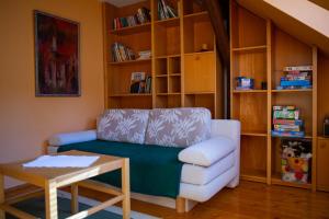 莱沃恰Apartmán NIKA的客厅配有沙发和桌子
