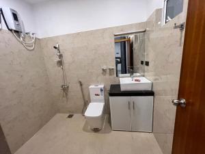 Ratmalana SouthLuxury 2BR Apartment in Ratmalana的一间带卫生间和水槽的浴室