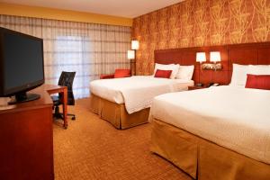 赫兰德霍兰托莱多机场万怡酒店的酒店客房设有两张床和一台平面电视。