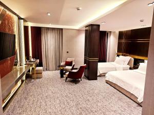 MidyatAsur Imperıal Hotel的酒店客房,配有两张床和椅子