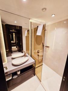 MidyatAsur Imperıal Hotel的浴室配有卫生间、盥洗盆和淋浴。